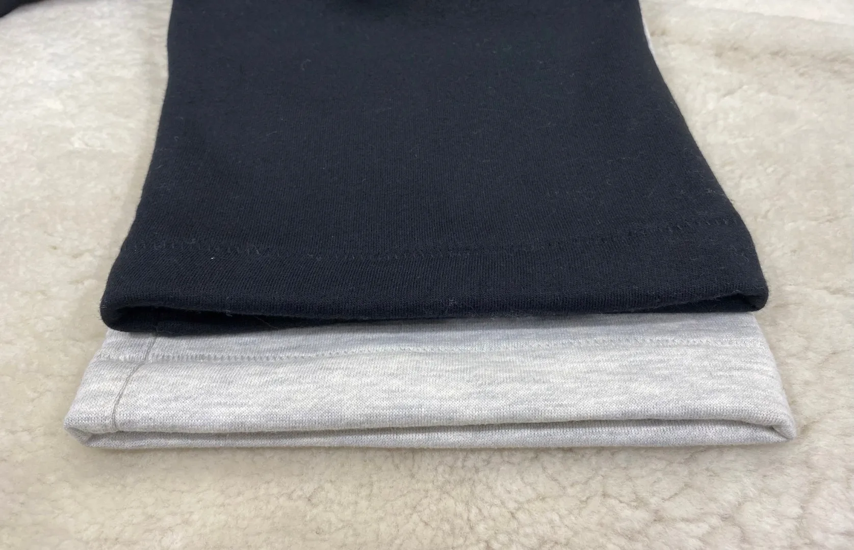 130 ESSENTIALS co-branded NBA All-Star velvet straight-leg trousers for men and women. Same Style: If you are a person who pursues trends and loves basketball culture, then this FEAR OF GOD FOG multi-line ESSENTIALS co-branded NBA All-Star velvet straight-leg trousers is definitely your best choice. It is not only a pair of pants, but also an attitude, an expression of love for basketball, and a pursuit of trendy life. The shape of these trousers is unparalleled. The straight cut is neat and elegant. It doesn't matter your figure. No matter you are tall, slender or strong and stylish, you can easily control it. Put it on, and you will instantly have straight and long legs, and an aura of 2.8 meters. From the streets of bustling cities to the hormonal sidelines of basketball courts, it is a fashionable tool for you to express your personality. In the choice of fabrics, the brand's consistent high quality is continued. The design with velvet lining can protect you from the cold wind in spring and autumn. It seems to have a warm barrier that isolates the cold from the outside, allowing you to enjoy the trend while keeping your body warm and comfortable. The outer material is crisp and stylish, not easily deformed, and can still maintain good texture after repeated wear and washing. It is a trendy item that can withstand the test of time. Meteorite black, light fog gray: S M L